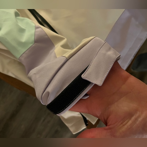 COPY - Woman’s full ski/snowboard jacket. Size medium, fits oversize. Very warm. - Picture 9 of 12